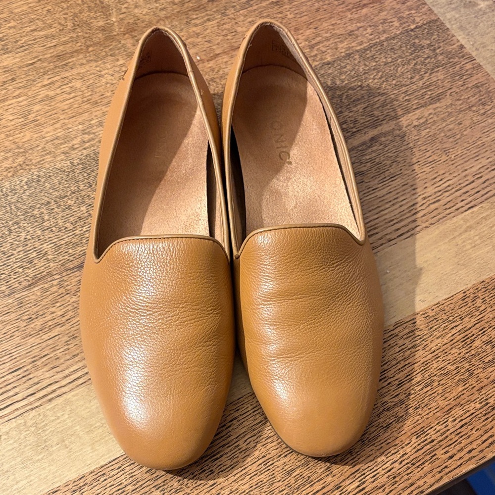 Vionic Women's Brown Leather Flats